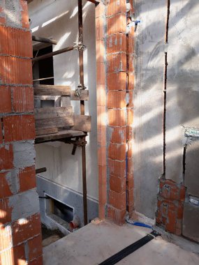 Bir inşaat sahasında elektrik tesisatı