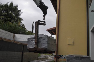 Döşeme döşemesi için inşaat alanına taş döşeme yükleme veya boşaltma