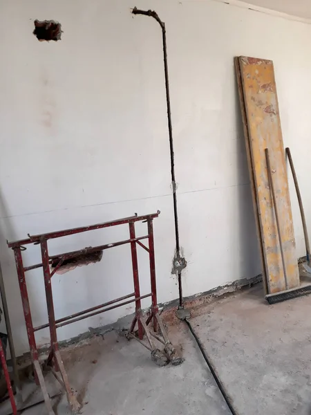 Bir inşaat sahasında elektrik tesisatı