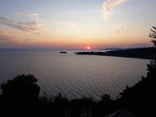 ギリシャのチャルキディキの日没時のビーチの眺め — ストック写真