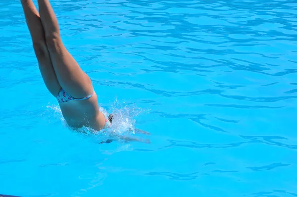 Girl Performing Synchronised Swimming Diving Blue Water — Stock Photo, Image
