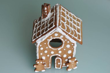 Noel için ev yapımı zencefilli kurabiye evi