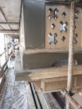 Ön cephe yenileme bir inşaat sahasında çalışır