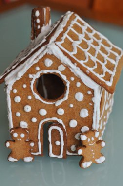 Noel için ev yapımı zencefilli kurabiye evi