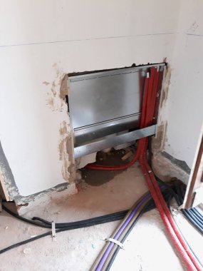 Bir inşaat sahasında elektrik tesisatı