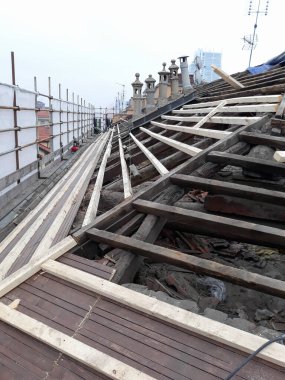 Bir inşaat sahasında çatı yenileme çalışmaları