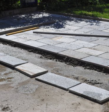 İnşaat alanında taş zemin inşaatı