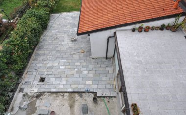 İnşaat alanında taş zemin inşaatı