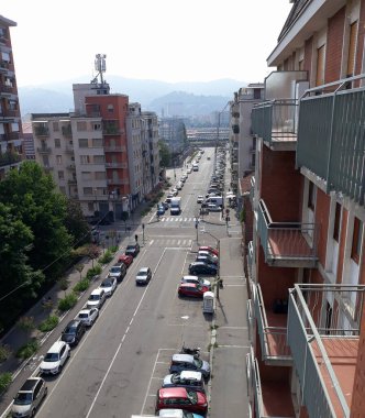 TURIN, İTALYA - CRCA HAZİRAN 2021: Kentsel caddenin hava görüntüsü