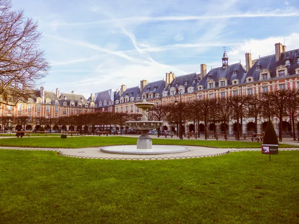 Retro vzhled náměstí place des vosges Paříž — Stock fotografie