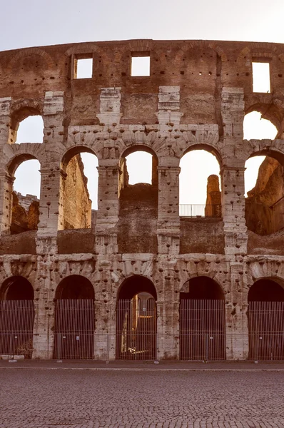 レトロなコロッセオ ローマを見て — ストック写真