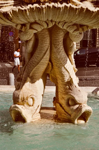 Wyglądowi retro fontana di piazza colonna w Rzymie — Zdjęcie stockowe