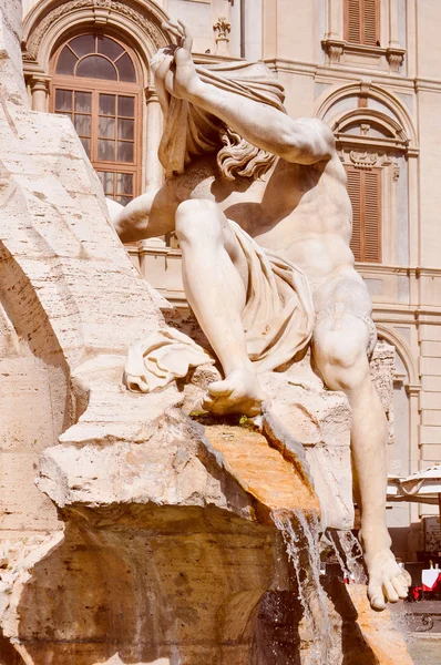 Mirada retro Fontana de los Cuatro Ríos en Roma —  Fotos de Stock