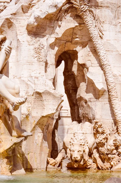 Mirada retro Fontana de los Cuatro Ríos en Roma —  Fotos de Stock