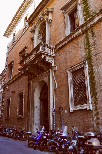 Mirada retro Palazzo della Sapienza en Roma — Foto de Stock