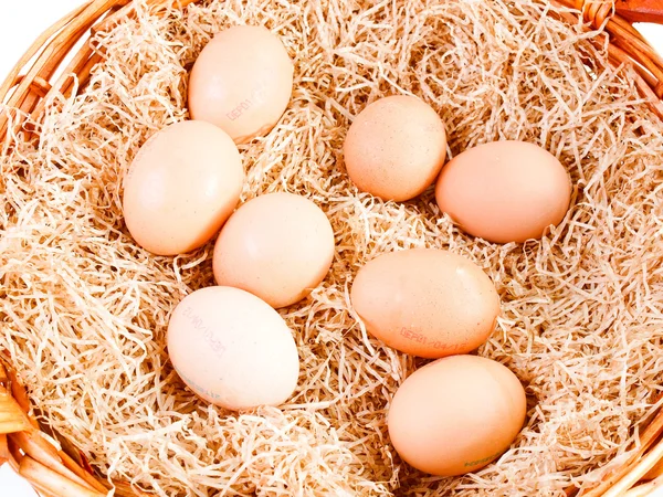 Αναδρομικό βλέμμα αυγά σε ψάθινο καλάθι — Φωτογραφία Αρχείου