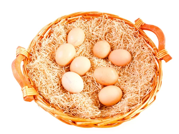 Αναδρομικό βλέμμα αυγά σε ψάθινο καλάθι — Φωτογραφία Αρχείου