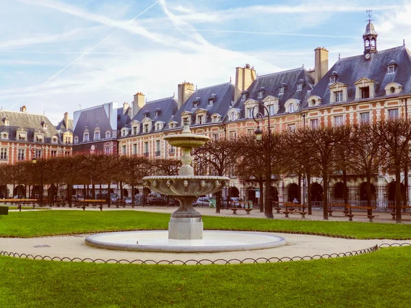 Retro vzhled náměstí place des vosges Paříž — Stock fotografie