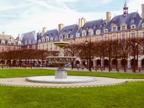 Retro vzhled náměstí place des vosges Paříž — Stock fotografie