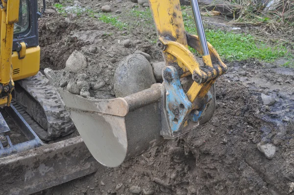 Graafmachine graven van een gat — Stockfoto