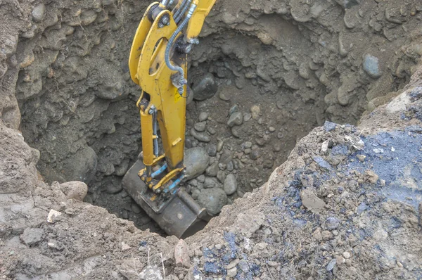 Escavadeira cavando um buraco — Fotografia de Stock