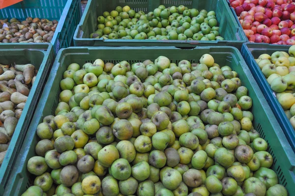 Яблоки и груши — стоковое фото