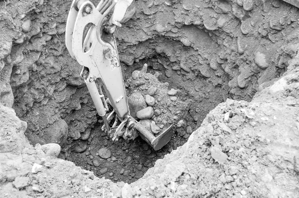 Excavator digging a hole — Stock Photo, Image