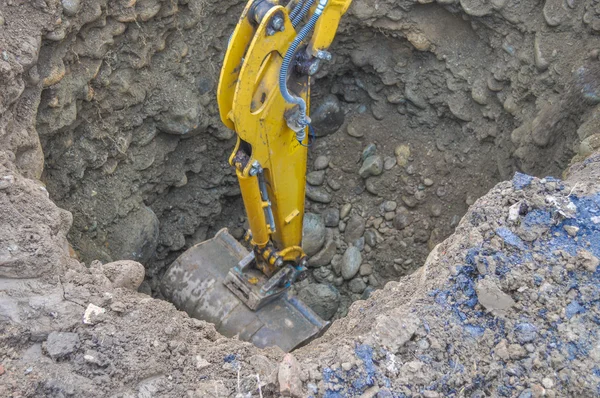 Graafmachine graven van een gat — Stockfoto