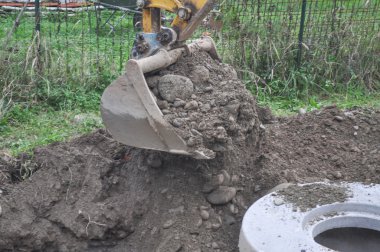 bir delik kazma Ekskavatör