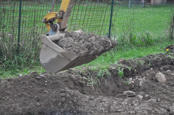 Экскаватор копает яму — стоковое фото