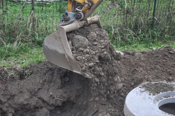 Graafmachine graven van een gat — Stockfoto