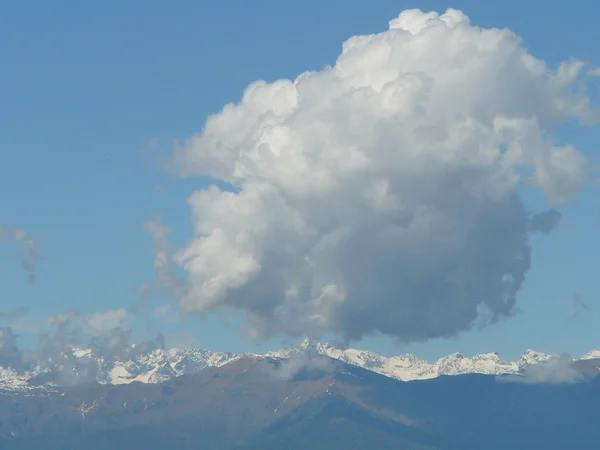 Bulutlar dağ üzerinde — Stok fotoğraf