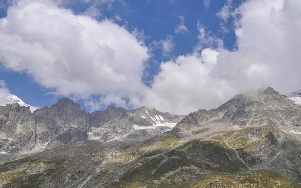 Mont Blanc w dolinie Aosty — Zdjęcie stockowe