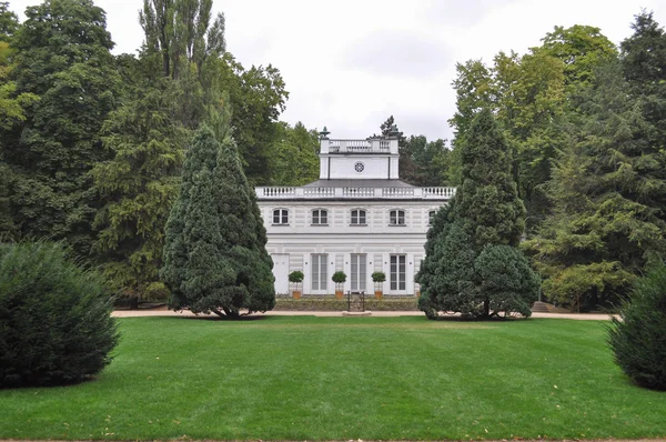 Pequena Casa Branca em Varsóvia — Fotografia de Stock