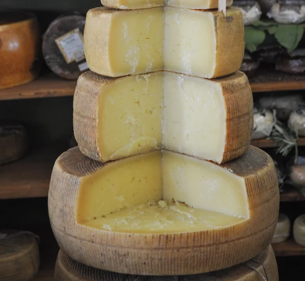 Traditional handmade cheese — Stock Photo, Image