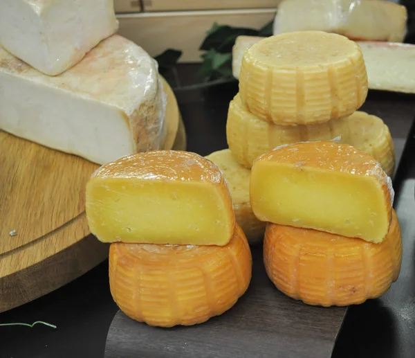 Tradycyjne ręcznie ser — Zdjęcie stockowe