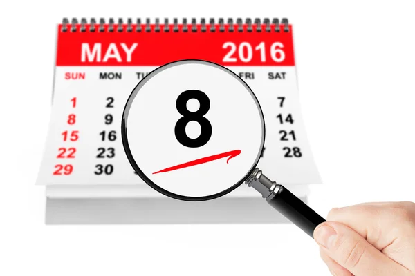 8 maj 2016 kalender med förstoringsglas — Stockfoto
