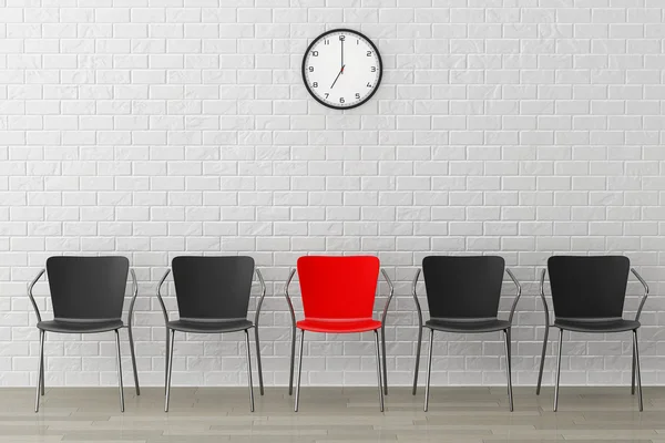 Κόκκινη καρέκλα με ένα άλλο μαύρο τοίχο με σύγχρονο ρολόι — Φωτογραφία Αρχείου