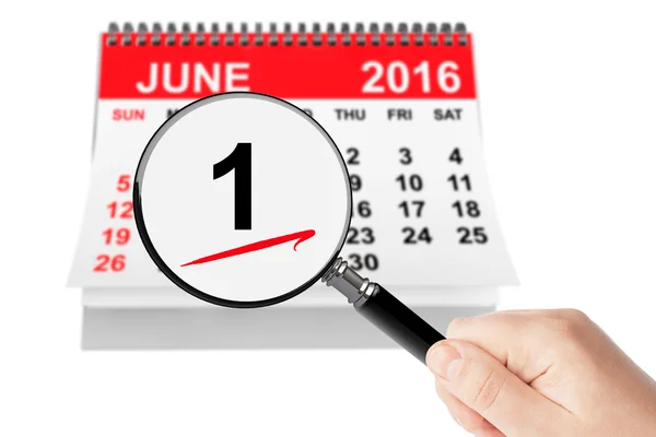 Sommaren koncept. 1 juni 2016 kalender med förstoringsglas — Stockfoto