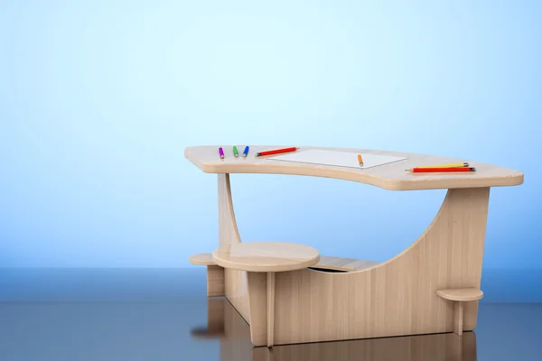 Деревянный детский стол с карандашами и фотобумагой. 3d renderi — стоковое фото