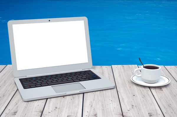 Modern Laptop med kopp av kaffe framför havet. 3D-rendering — Stockfoto