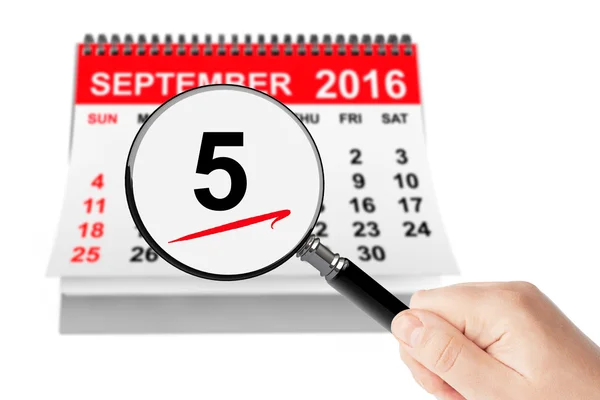 Concetto di Festa del Lavoro. 5 settembre 2016 calendario con lente d'ingrandimento — Foto Stock