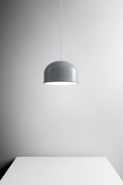 Metal lamba masa üzerinde. 3D render
