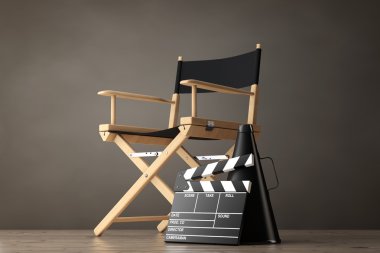 Yönetmen koltuğu, film Clapper ve megafon. 3D render