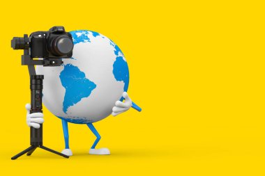 DSLR ya da Video Kameralı Dünya Küre Karakteri Maskotu Gimbal Tripod Sistemi sarı arka planda. 3d Hazırlama