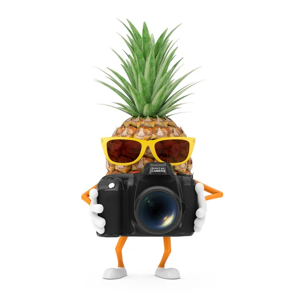 有趣的卡通时尚嬉皮士切菠萝人物形象吉祥物与现代数码相机的白色背景 3D渲染 — 图库照片