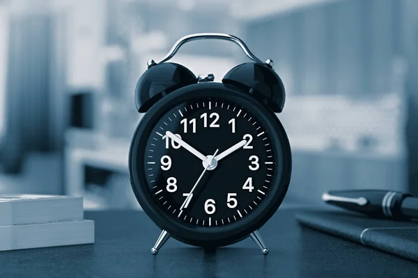 Relógio Alarme Analógico Clássico Luxo Negro Uma Mesa Chave Azul — Fotografia de Stock