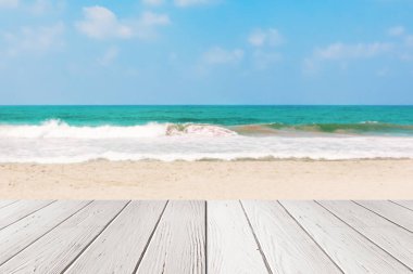 Sea veya Ocean Sand Beach 'in önündeki Beyaz Plank Tahta Masası çok yakın plan. 3d Hazırlama