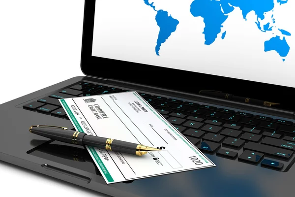 Cheque bancário em branco e caneta-tinteiro sobre o teclado do laptop — Fotografia de Stock
