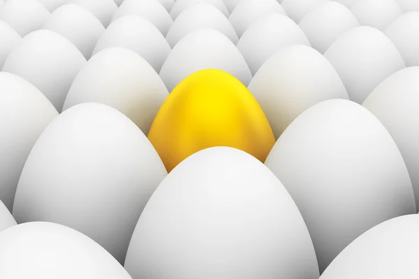 Beyaz yumurta arasında altın Paskalya yortusu yumurta duran — Stok fotoğraf